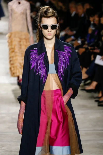 Dries van noten show — Stockfoto