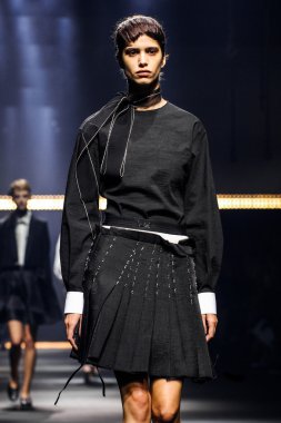 Paris Moda Haftası Kadın Giyim İlkbahar / Yaz bir parçası olarak Lanvin gösterisi