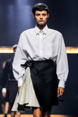 Paris Moda Haftası Kadın Giyim İlkbahar / Yaz bir parçası olarak Lanvin gösterisi
