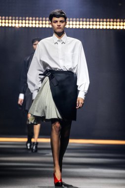 Paris Moda Haftası Kadın Giyim İlkbahar / Yaz bir parçası olarak Lanvin gösterisi  