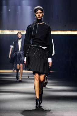 Paris Moda Haftası Kadın Giyim İlkbahar / Yaz bir parçası olarak Lanvin gösterisi  