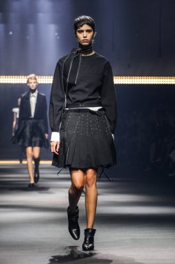 Paris Moda Haftası Kadın Giyim İlkbahar / Yaz bir parçası olarak Lanvin gösterisi  