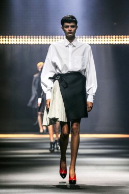 Paris Moda Haftası Kadın Giyim İlkbahar / Yaz bir parçası olarak Lanvin gösterisi  