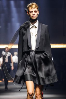 Paris Moda Haftası Kadın Giyim İlkbahar / Yaz bir parçası olarak Lanvin gösterisi  