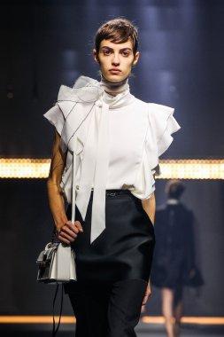 Paris Moda Haftası Kadın Giyim İlkbahar / Yaz bir parçası olarak Lanvin gösterisi  