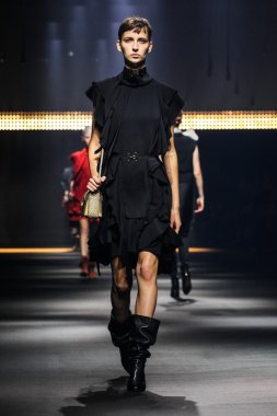Paris Moda Haftası Kadın Giyim İlkbahar / Yaz bir parçası olarak Lanvin gösterisi  