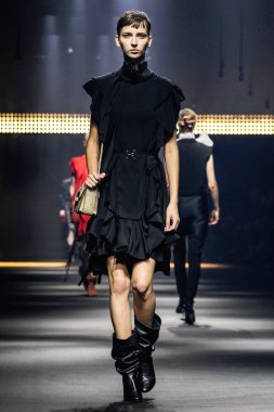 Paris Moda Haftası Kadın Giyim İlkbahar / Yaz bir parçası olarak Lanvin gösterisi  