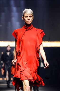 Paris Moda Haftası Kadın Giyim İlkbahar / Yaz bir parçası olarak Lanvin gösterisi  