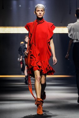 Paris Moda Haftası Kadın Giyim İlkbahar / Yaz bir parçası olarak Lanvin gösterisi  