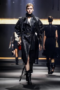Paris Moda Haftası Kadın Giyim İlkbahar / Yaz bir parçası olarak Lanvin gösterisi  