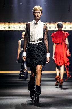 Paris Moda Haftası Kadın Giyim İlkbahar / Yaz bir parçası olarak Lanvin gösterisi  