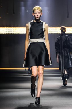 Paris Moda Haftası Kadın Giyim İlkbahar / Yaz bir parçası olarak Lanvin gösterisi  