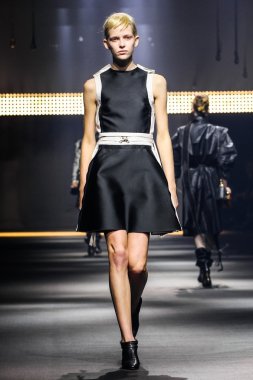 Paris Moda Haftası Kadın Giyim İlkbahar / Yaz bir parçası olarak Lanvin gösterisi  