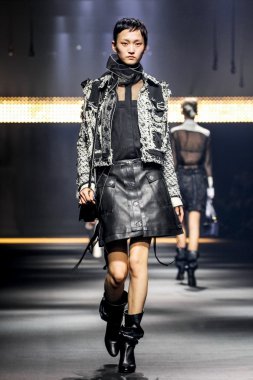 Paris Moda Haftası Kadın Giyim İlkbahar / Yaz bir parçası olarak Lanvin gösterisi  