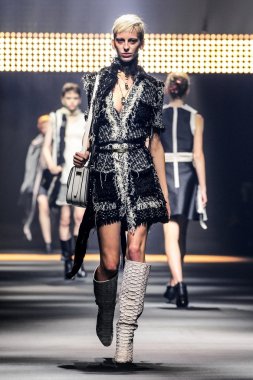 Paris Moda Haftası Kadın Giyim İlkbahar / Yaz bir parçası olarak Lanvin gösterisi  