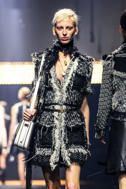 Paris Moda Haftası Kadın Giyim İlkbahar / Yaz bir parçası olarak Lanvin gösterisi  