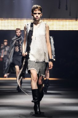 Paris Moda Haftası Kadın Giyim İlkbahar / Yaz bir parçası olarak Lanvin gösterisi  