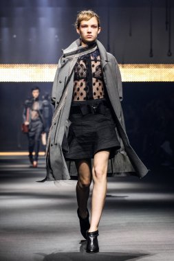 Paris Moda Haftası Kadın Giyim İlkbahar / Yaz bir parçası olarak Lanvin gösterisi  