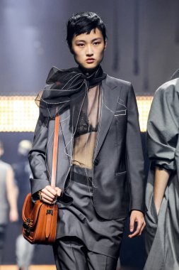 Paris Moda Haftası Kadın Giyim İlkbahar / Yaz bir parçası olarak Lanvin gösterisi  