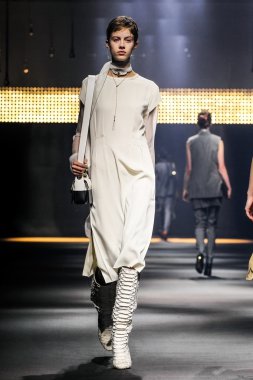 Paris Moda Haftası Kadın Giyim İlkbahar / Yaz bir parçası olarak Lanvin gösterisi