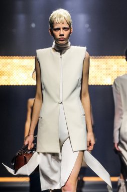 Paris Moda Haftası Kadın Giyim İlkbahar / Yaz bir parçası olarak Lanvin gösterisi