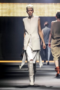 Paris Moda Haftası Kadın Giyim İlkbahar / Yaz bir parçası olarak Lanvin gösterisi