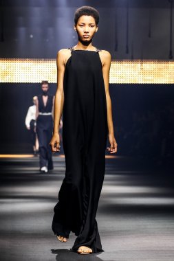 Paris Moda Haftası Kadın Giyim İlkbahar / Yaz bir parçası olarak Lanvin gösterisi