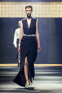 Paris Moda Haftası Kadın Giyim İlkbahar / Yaz bir parçası olarak Lanvin gösterisi