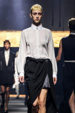 Paris Moda Haftası Kadın Giyim İlkbahar / Yaz bir parçası olarak Lanvin gösterisi