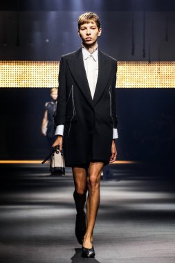 Paris Moda Haftası Kadın Giyim İlkbahar / Yaz bir parçası olarak Lanvin gösterisi