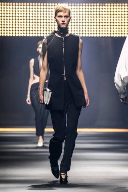Paris Moda Haftası Kadın Giyim İlkbahar / Yaz bir parçası olarak Lanvin gösterisi