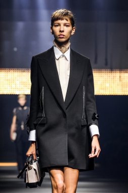 Paris Moda Haftası Kadın Giyim İlkbahar / Yaz bir parçası olarak Lanvin gösterisi