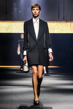 Paris Moda Haftası Kadın Giyim İlkbahar / Yaz bir parçası olarak Lanvin gösterisi