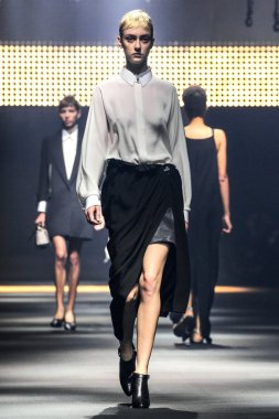 Paris Moda Haftası Kadın Giyim İlkbahar / Yaz bir parçası olarak Lanvin gösterisi