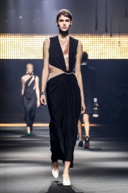 Paris Moda Haftası Kadın Giyim İlkbahar / Yaz bir parçası olarak Lanvin gösterisi