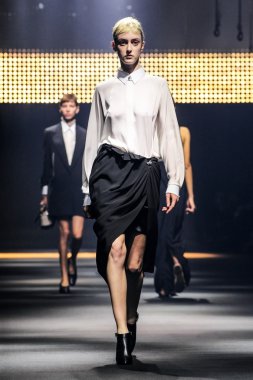 Paris Moda Haftası Kadın Giyim İlkbahar / Yaz bir parçası olarak Lanvin gösterisi