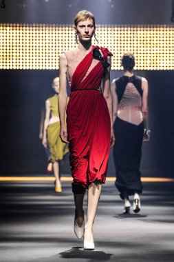 Paris Moda Haftası Kadın Giyim İlkbahar / Yaz bir parçası olarak Lanvin gösterisi