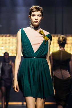 Paris Moda Haftası Kadın Giyim İlkbahar / Yaz bir parçası olarak Lanvin gösterisi