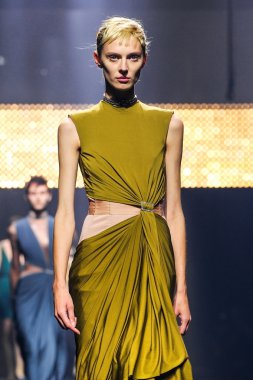 Bir modeli pist Lanvin gösterisi sırasında Paris Fashion Week kapsamında yürüyor