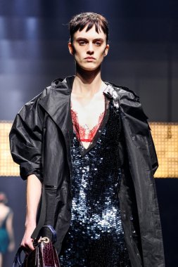 Bir modeli pist Lanvin gösterisi sırasında Paris Fashion Week kapsamında yürüyor