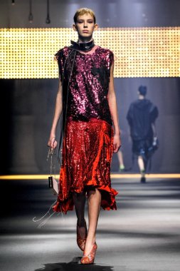 Bir modeli pist Lanvin gösterisi sırasında Paris Fashion Week kapsamında yürüyor