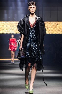 Bir modeli pist Lanvin gösterisi sırasında Paris Fashion Week kapsamında yürüyor