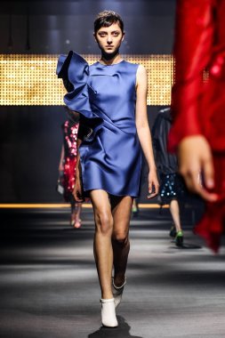 Bir modeli pist Lanvin gösterisi sırasında Paris Fashion Week kapsamında yürüyor