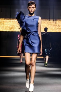 Bir modeli pist Lanvin gösterisi sırasında Paris Fashion Week kapsamında yürüyor