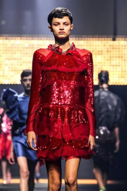 Bir modeli pist Lanvin gösterisi sırasında Paris Fashion Week kapsamında yürüyor