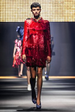 Bir modeli pist Lanvin gösterisi sırasında Paris Fashion Week kapsamında yürüyor