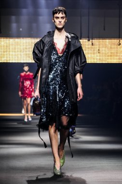 Bir modeli pist Lanvin gösterisi sırasında Paris Fashion Week kapsamında yürüyor