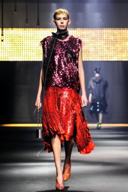 Bir modeli pist Lanvin gösterisi sırasında Paris Fashion Week kapsamında yürüyor