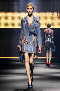 Bir modeli pist Lanvin gösterisi sırasında Paris Fashion Week kapsamında yürüyor