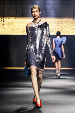 Bir modeli pist Lanvin gösterisi sırasında Paris Fashion Week kapsamında yürüyor